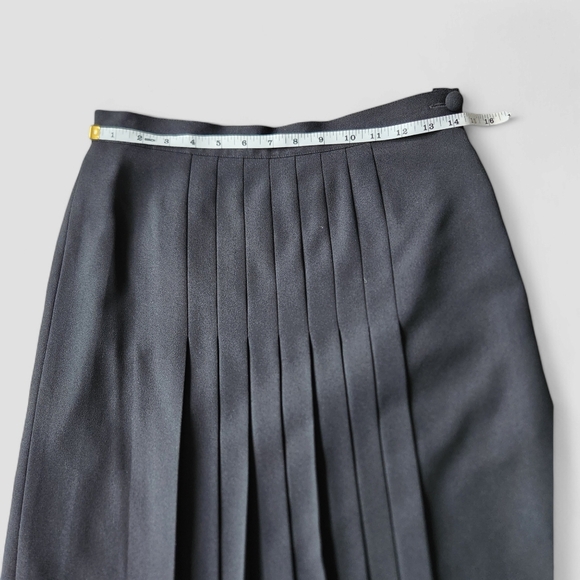 Knee Length Pleated Black Skirt Dark Academia Prep Preppy Size Medium - Picture 8 of 9